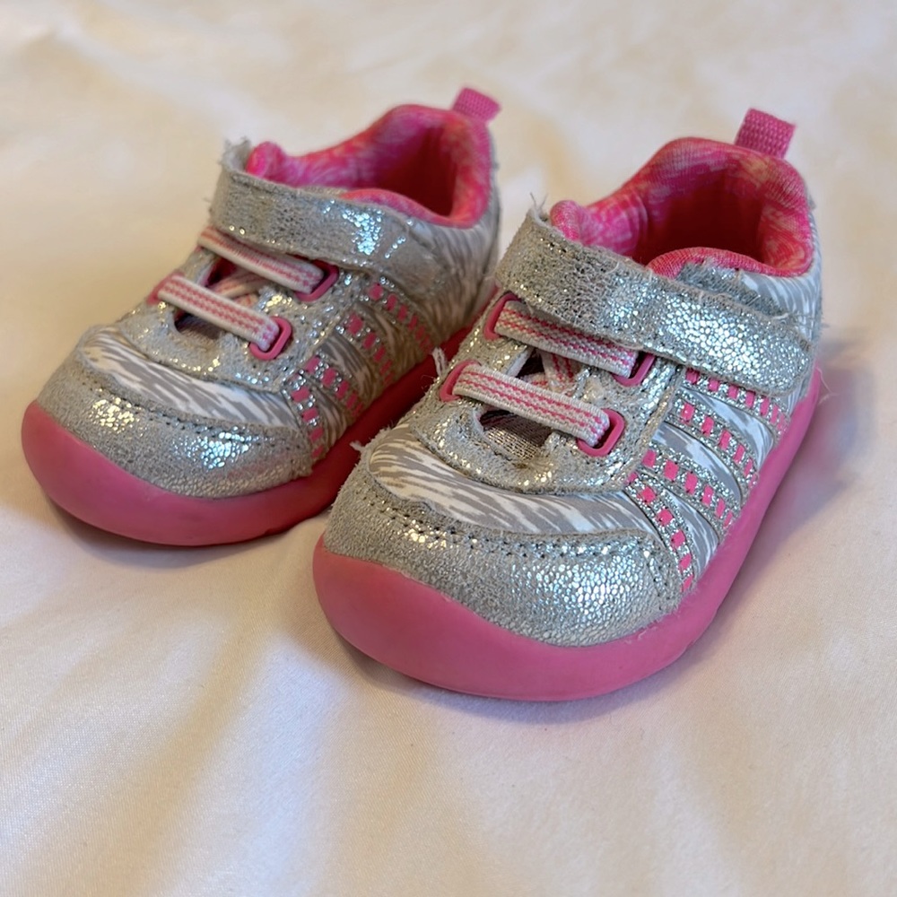 🦋 4 / $15 Baby walking shoes size 4